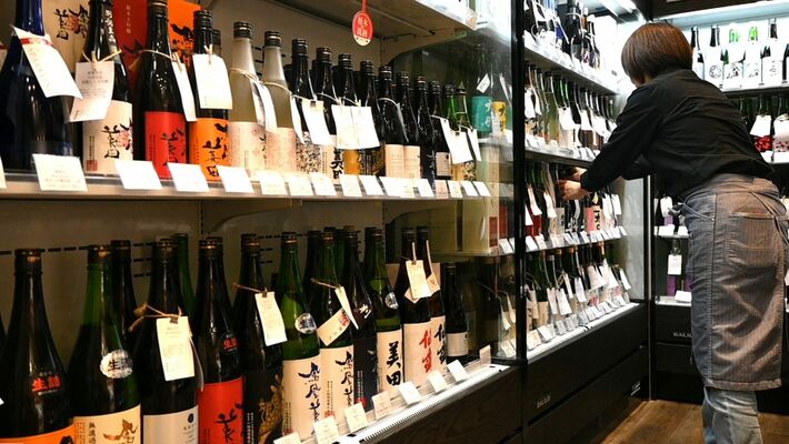 県内蔵元の日本酒がずらりと並ぶ酒屋＝５日午後３時55分、宇都宮市宮みらい１丁目