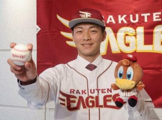 　楽天入団が決まった花園大の藤原聡大投手＝１４日、京都市