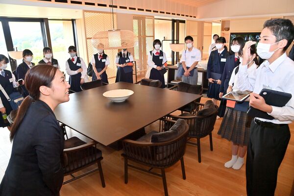 Ｇ７閣僚会合の会場となるホテルの一室を見学する生徒ら＝５日午後２時25分、日光市中宮祠