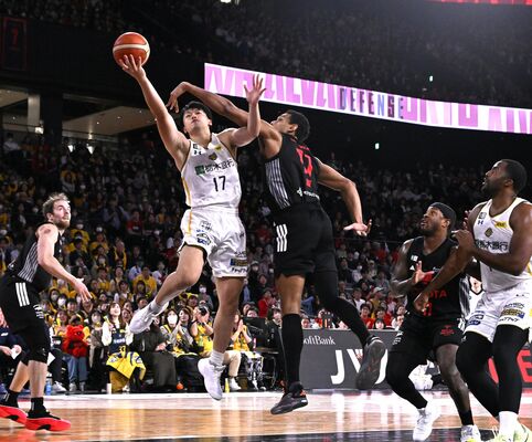 第１クオーター８分、ブレックスの星川がファールを受けながらシュートを決める＝東京都のトヨタアリーナ東京