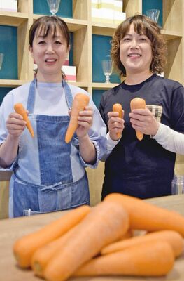 規格外野菜の有効活用に取り組んでいる箕輪さん（右）と荒井さん