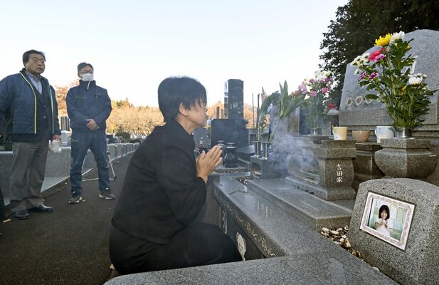 有希さんの墓前で手を合わせる大沢小の大森校長ら＝１日午前９時５分、日光市猪倉