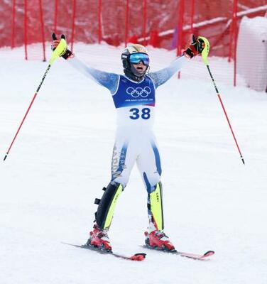 　男子回転　２回目でゴールし、両手を広げる相原史郎＝ボルミオ（共同）