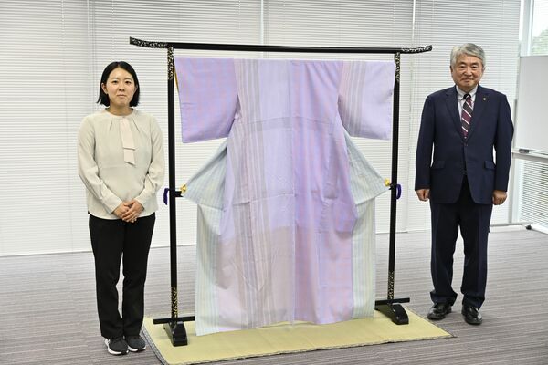 出展される結城紬の着物を制作した紬織士の澤田さん（左）と浅野市長