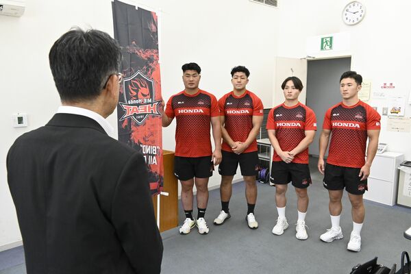 大関町長（左）を表敬訪問したホンダヒートの選手