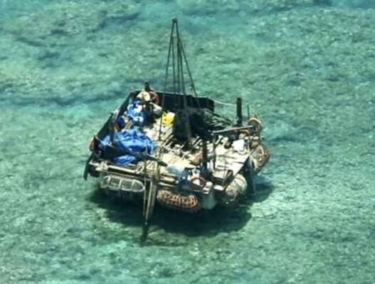 南シナ海スカボロー礁で確認された構造物(フィリピン沿岸警備隊提供・共同)