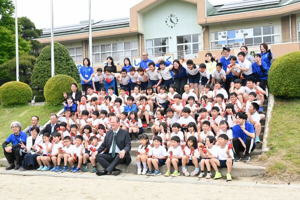 青木小の児童と交流するサルム伯爵(最前列中央)