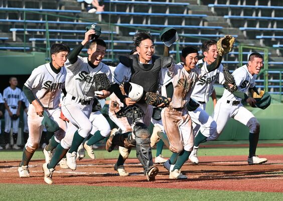 15年ぶりに夏２勝を挙げ、スタンドに走り出す佐野ナイン＝清原