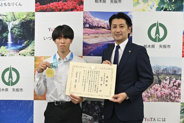 森島市長から市民特別賞を贈られた船木さん（左）