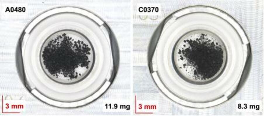 　海洋研究開発機構などのチームが分析した小惑星リュウグウの２種類の砂試料（ＪＡＸＡ、海洋機構提供）