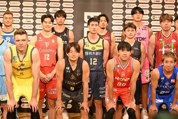 Ｂリーグの開幕前イベントで意気込みを語ったブレックスの高島（中央）＝東京都港区