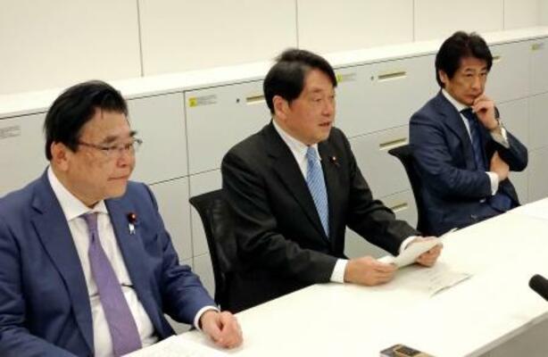 取材に応じる自民党の小野寺税調会長(中央)ら=3日午前、国会