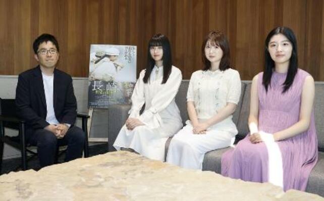 7月、映画「長崎 閃光の影で」について取材に応じる(左から)松本准平監督、菊池日菜子さん、小野花梨さん、川床明日香さん=長崎市