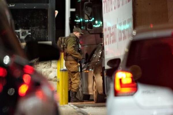 イスラエルとヨルダン川西岸を隔てる検問所で通行する車を調べるイスラエル兵＝２０２５年２月（共同）