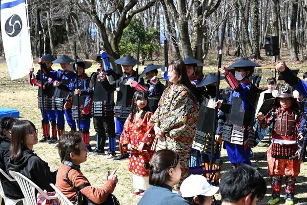 甲冑姿で勝ちどきを上げる生徒ら