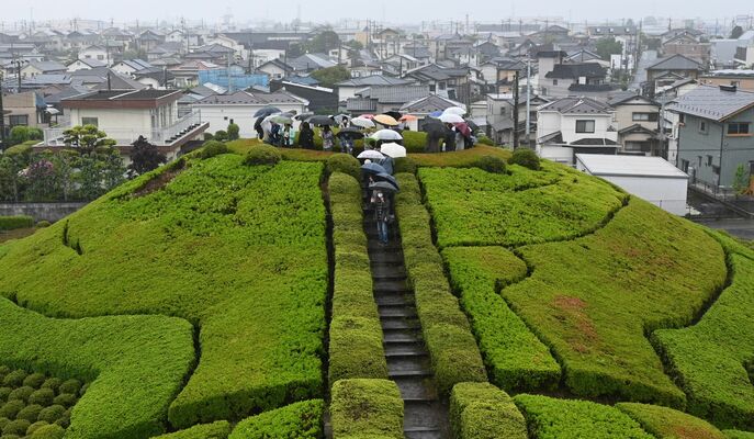 塚山古墳を見学する参加者ら
