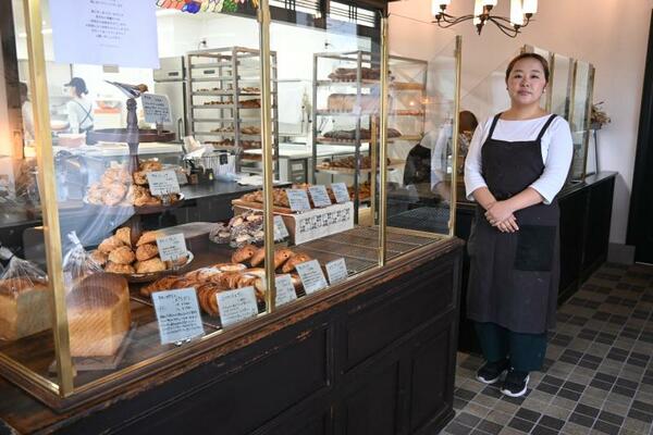 アンティークが好きな真子さん（右）の好みでセンス良く整えられた店内