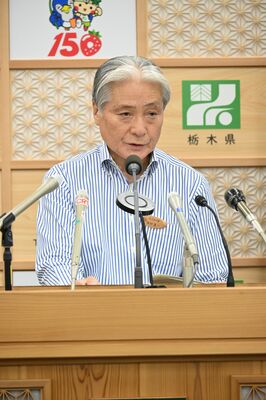 定例記者会見に臨む福田知事＝６日午後、県庁
