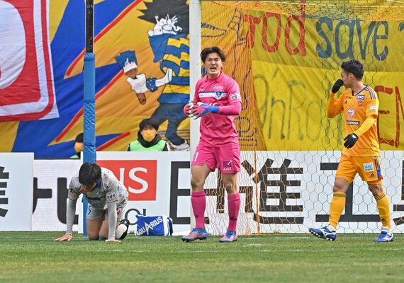 試合終了間際、失点して悔しがる栃木ＳＣのＧＫ藤田（中央）ら