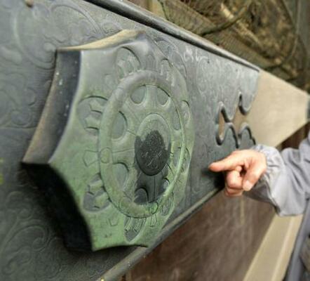 油のような液体がかけられた成田山新勝寺=2015年、千葉県成田市