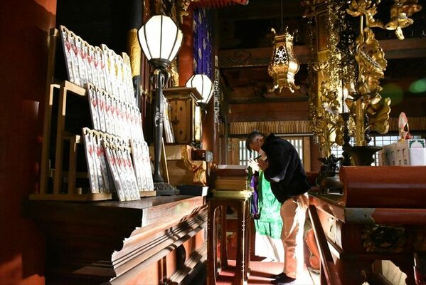 寒ざらしそばを奉納し、手を合わせる石山会長