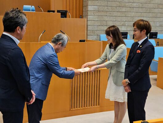 委嘱状を受け取る井出さん（右から２人目）と永井さん（右）＝26日午前、県議会議事堂