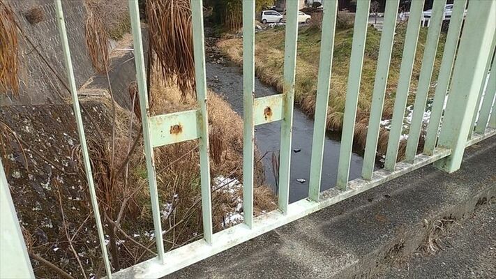 橋名板の盗難被害に遭った県道大子黒羽線の阿久津橋＝１月11日、大田原市須佐木（県提供）