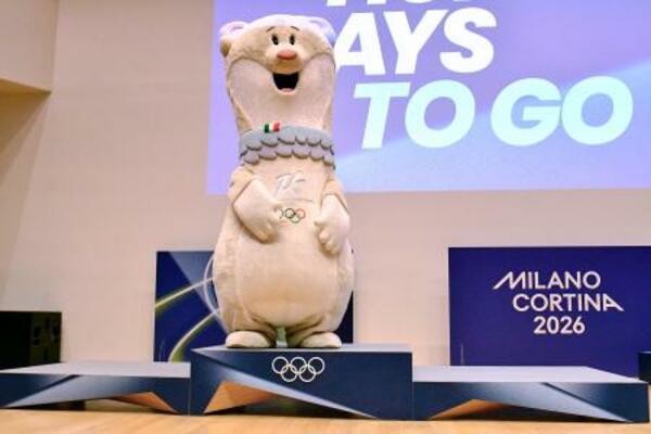 お披露目されたミラノ・コルティナ冬季五輪の表彰台とマスコット=29日、ミラノ(共同)