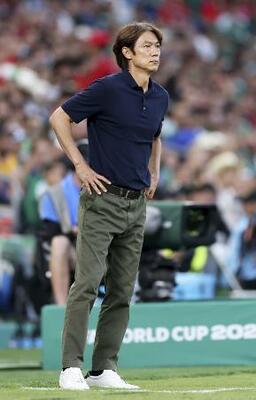 　Ｗ杯の南アフリカ戦で試合を見つめる韓国の洪明甫監督＝モンテレイ（ゲッティ＝共同）