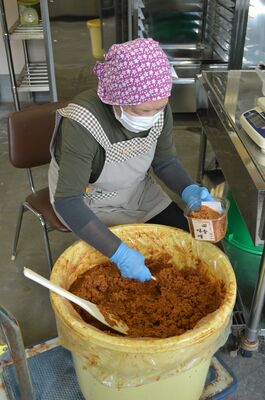 パック詰めされるもち麦みそ