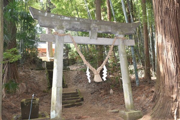 鳥居などが残る那須町沼野井の温泉神社