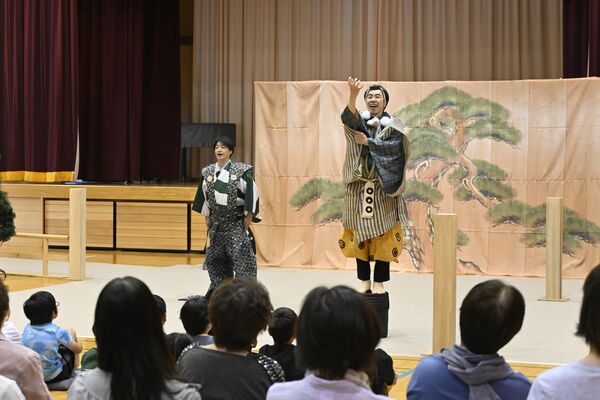 児童らに披露された狂言「柿山伏」の一場面