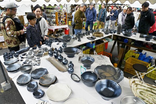 個性豊かな陶器が並ぶ会場＝29日午前10時20分、益子町益子