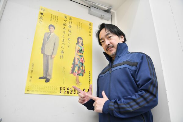 舞台をPRする栗原