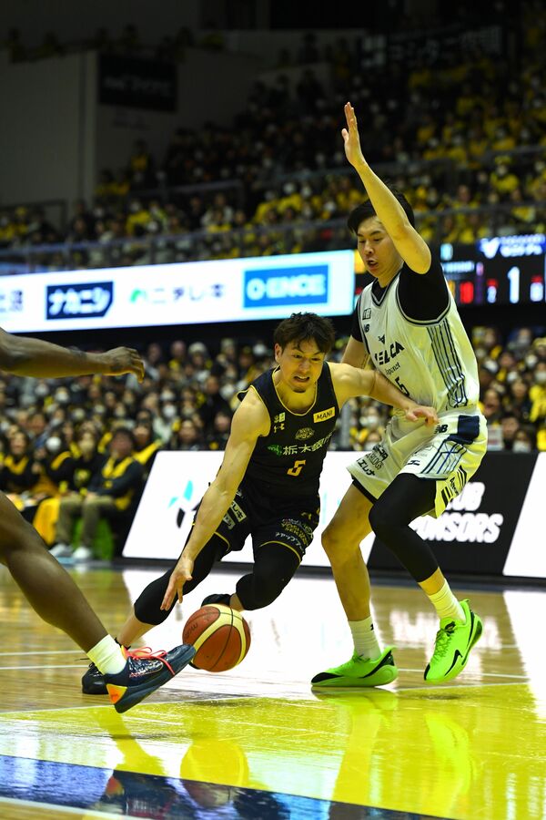 第１クオーター２分、ブレックスの比江島（左）がドライブを仕掛ける＝ブレックスアリーナ宇都宮、加藤竜矢撮影