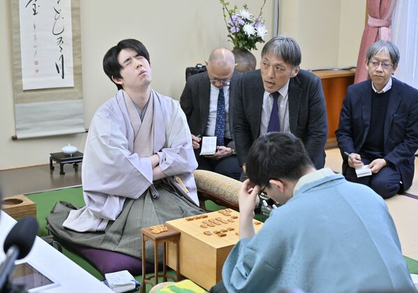 対局を振り返る藤井王将（左）＝９日午後５時20分、大田原市黒羽向町