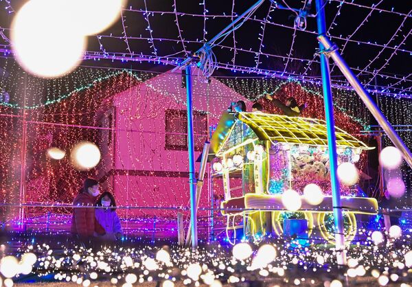 彫刻屋台や紅葉を表現したイルミネーション