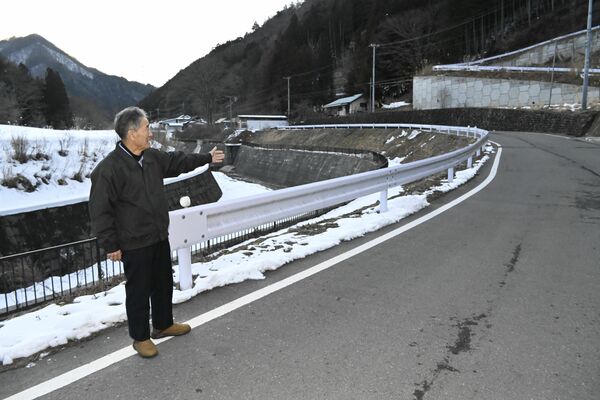 関東・東北豪雨で一時孤立した日光市芹沢。阿久津さんは「増水した沢が道路をえぐった」と振り返る＝４日午後、日光市芹沢