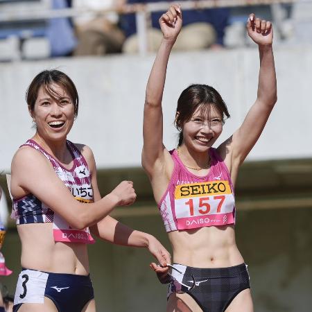 織田記念国際の女子１００メートル障害で優勝し、喜ぶ中島ひとみ（右）＝４月２９日、ほっとスタッフフィールド広島
