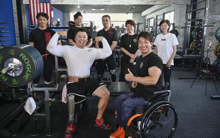 　大塚博幸さん（奥中央）が代表を務めるジム「ＲＥＣＯＮ」での練習会に集まった田中翔悟さん（手前左）、光瀬智洋さん（同右）ら＝２０２５年８月、兵庫県姫路市