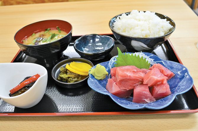 鮮度抜群なのに低価格。リピーターが絶えない人気の「ぶつ切りマグロ定食」