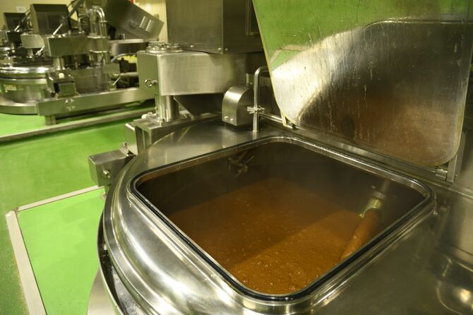 かき混ぜられる大量のカレー