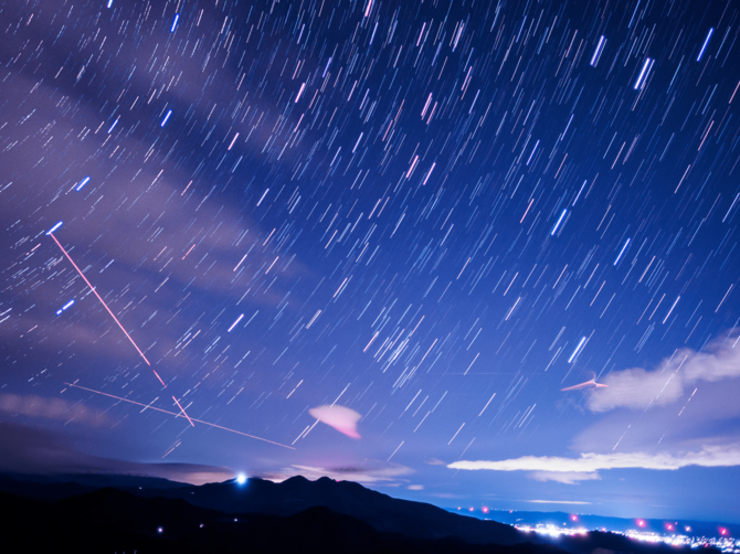 流星痕比較明合成＝11月18日未明、阿久津さん撮影