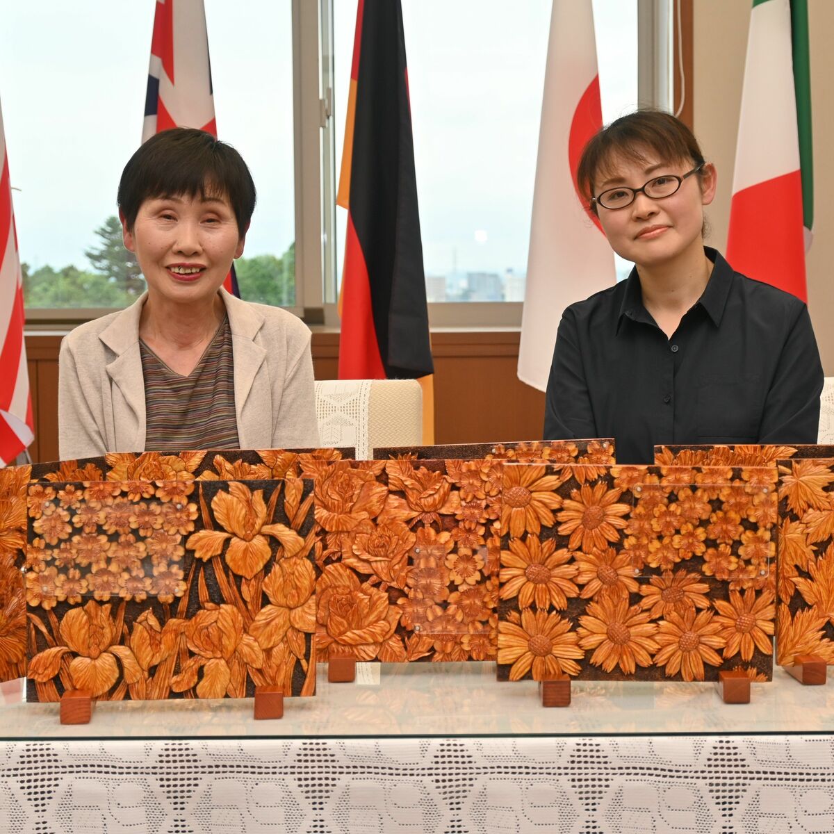 超美品・組立式日光彫り~飾り&花台/植物文様~昭和初期！一点もの～/機能＆造形美 G7記念品は「日光彫」写真立てなど 平野さん母娘が制作｜県内主要