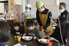 子ども食堂でカレー堪能　