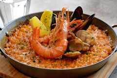 【ミヤコレ】魚介と鶏肉のうま味がギュッ　魚介のパエリア（ビストロキヨシｖｅｒ.２.０）