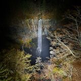 暗闇に浮かぶ名瀑　奥日光・華厳の滝でライトアップ