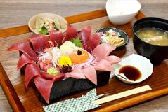 【推しの逸品】採算度外視、人気ランチ　鉄火重　里のあかり（さくら）