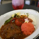 【ミヤコレ】見た目も味もこだわった、インドカレーとクリームソーダ　推し色セット（ガンダラカフェ）