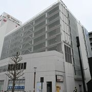 「呪術廻戦」に宇都宮駅西口に似た景色？　そっくりな立体駐車場が登場、アニメ放送で再…